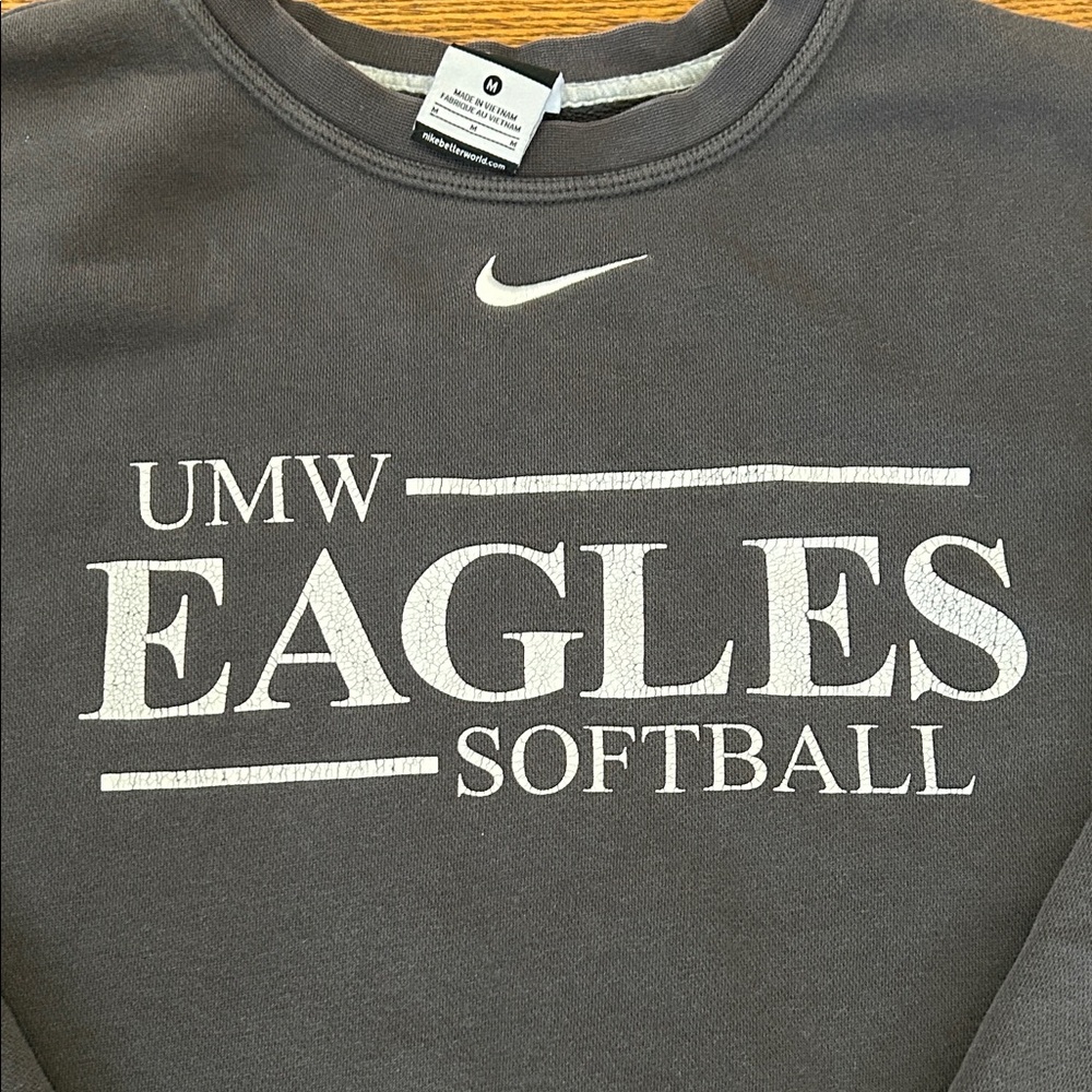 Vintage Nike Crewneck Women’s Medium Gray Center Swoop UMW Eagles Athletic - Picture 3 of 11
